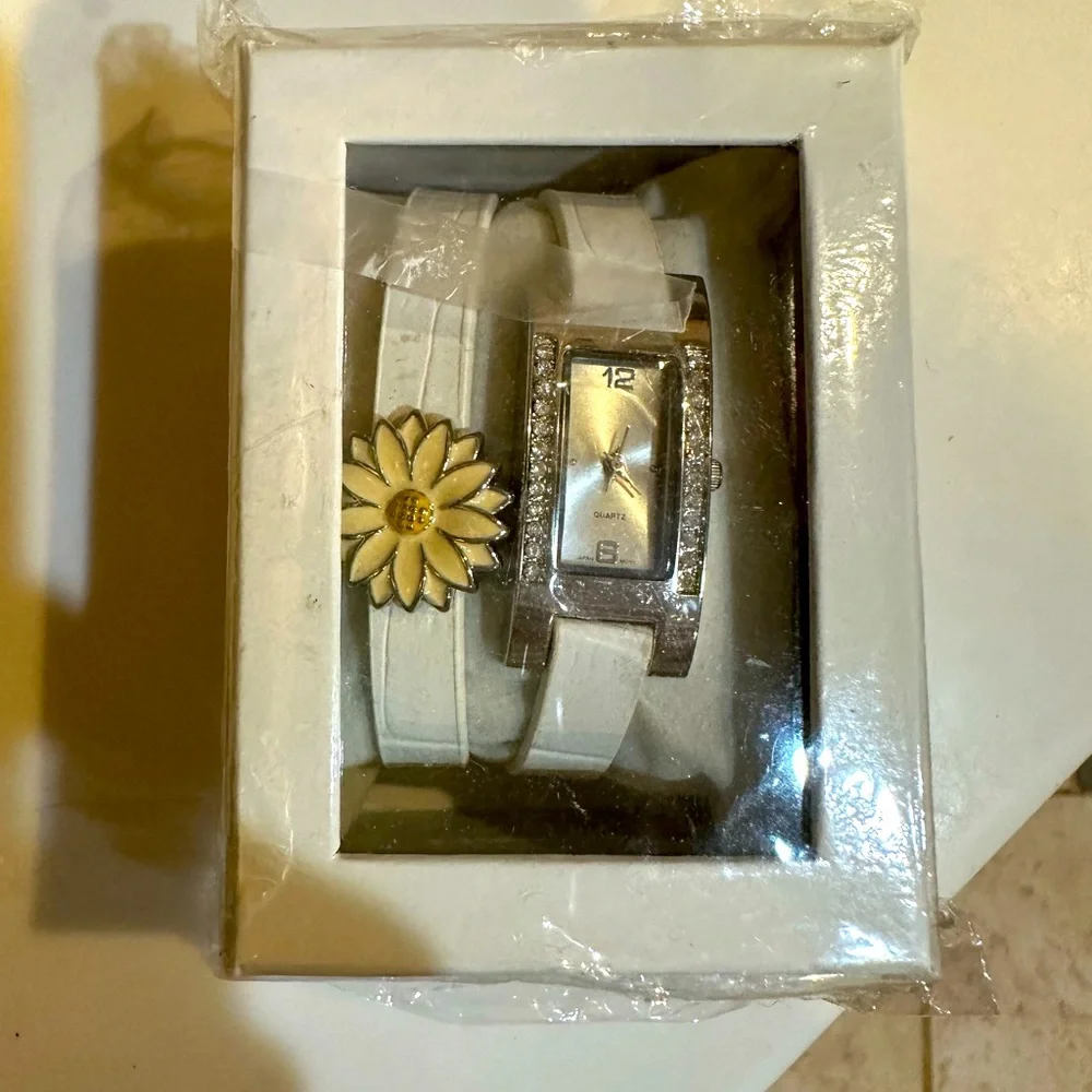 VTG WHITE DAISY WATCH SET LEATHER BAND SLIDER QUARTZ JAPAN SINGAPORE MOVT EASTER